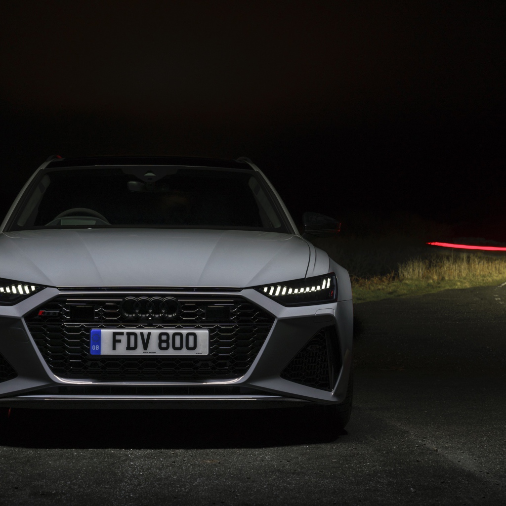 Серебристый автомобиль Audi RS 6 Avant 2020 года 