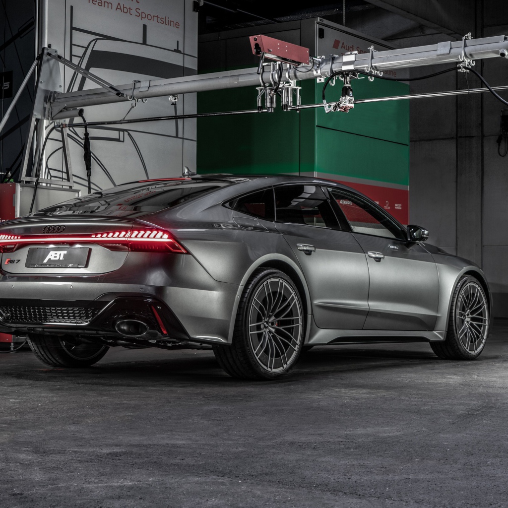 Серебристый автомобиль  Audi RS 7 Sportback 2020 года вид сзади