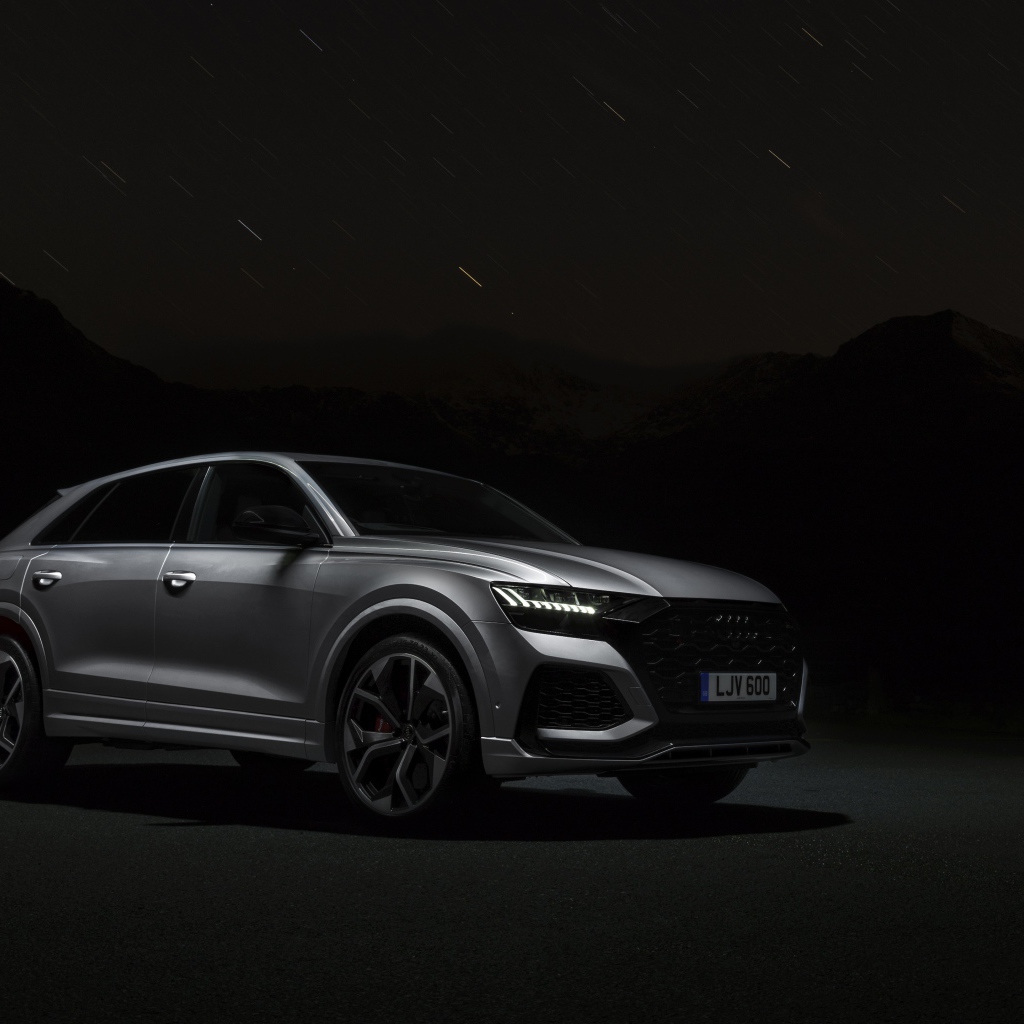 Серебристый автомобиль Audi RS Q8 2020 года ночью 