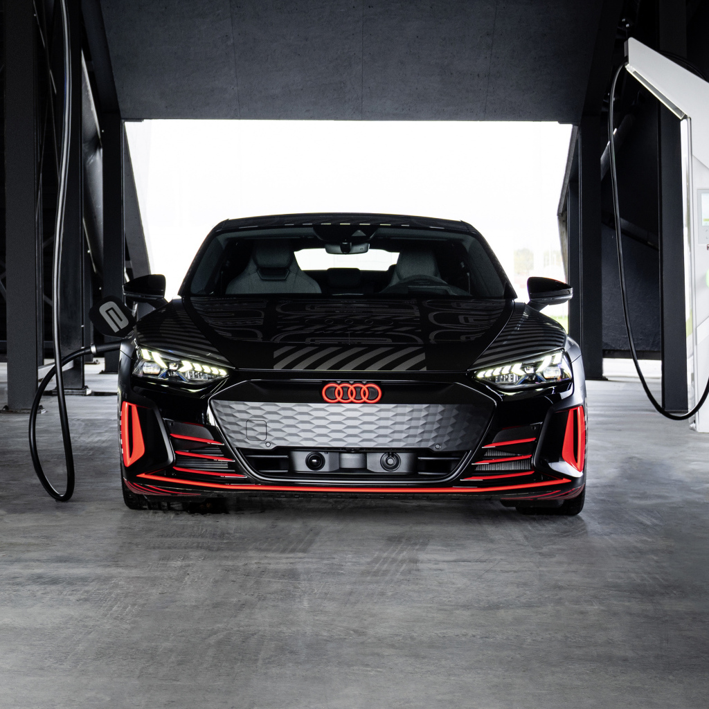 Автомобиль Audi RS E-Tron GT, 2021 года на заправке