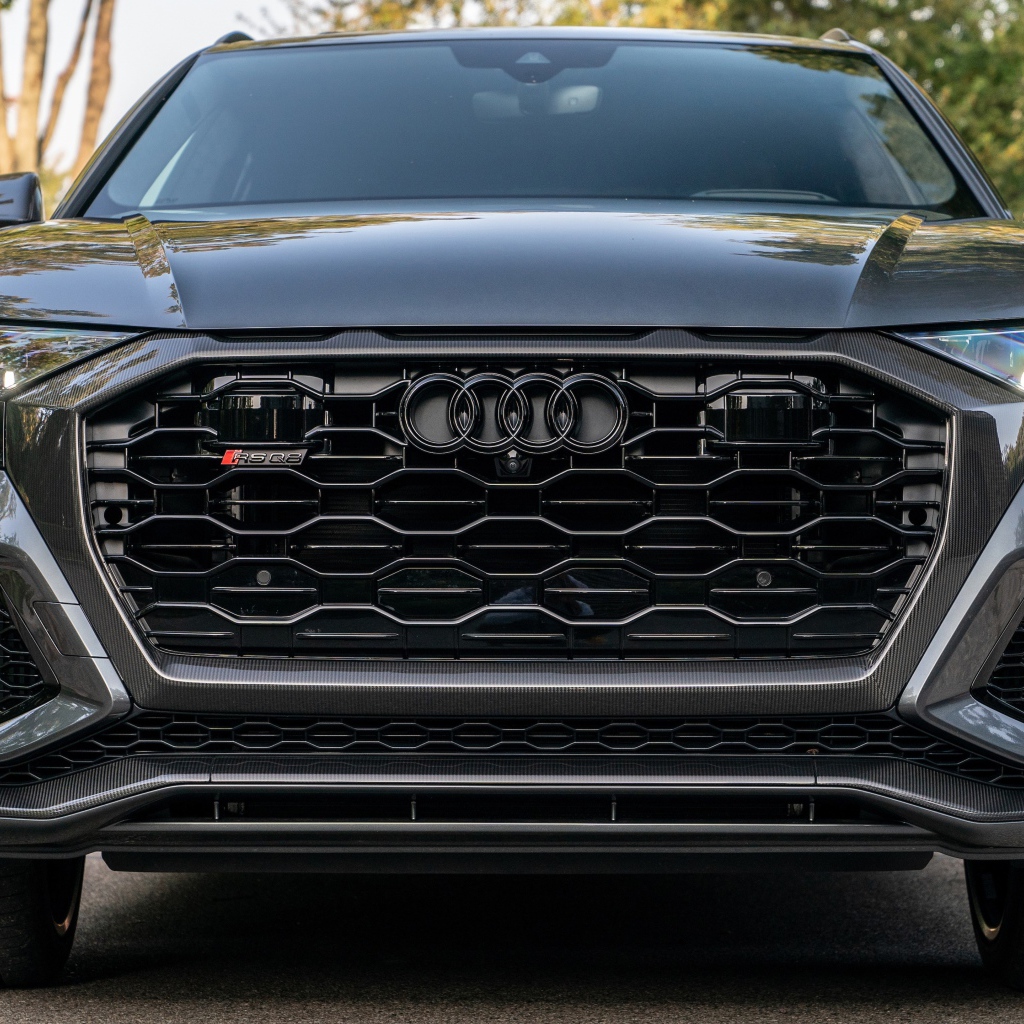 Черный автомобиль  Audi RS Q8, 2021 года вид спереди