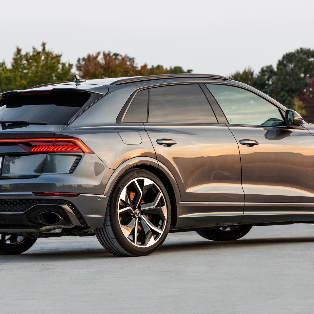 Автомобиль  Audi RS Q8, 2021 года вид сзади