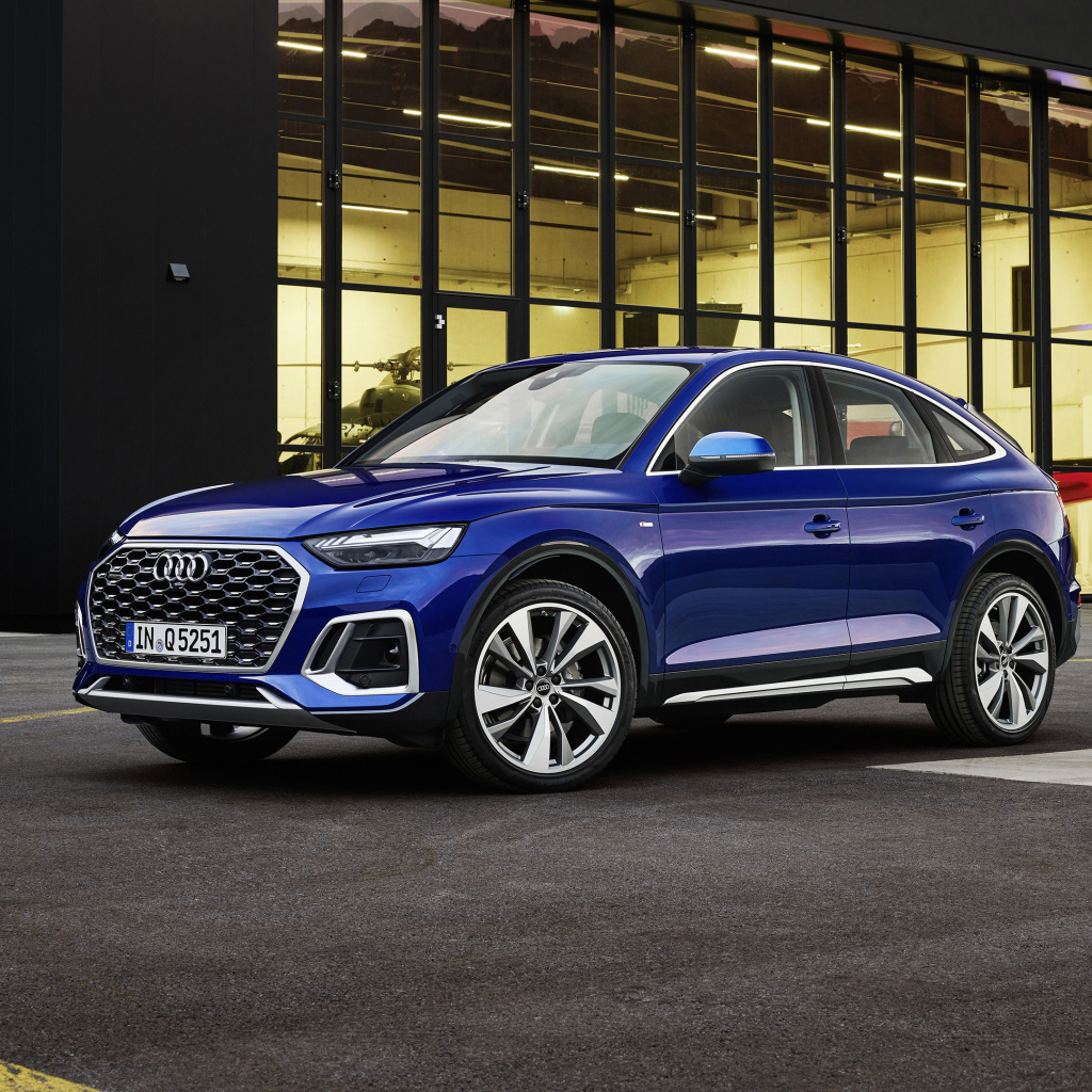 Автомобиль Audi TTS, 2021 года у здания с большими окнами