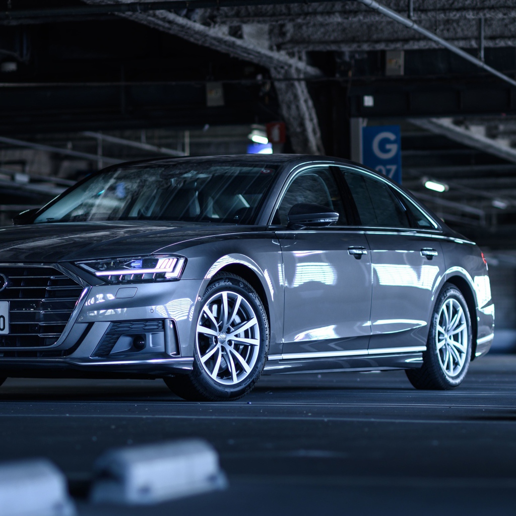 Автомобиль Audi A8 55 TFSI Quattro под мостом