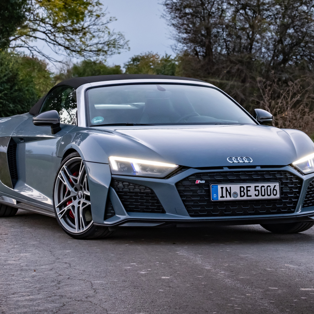 Автомобиль Audi R8 V10 вид спереди