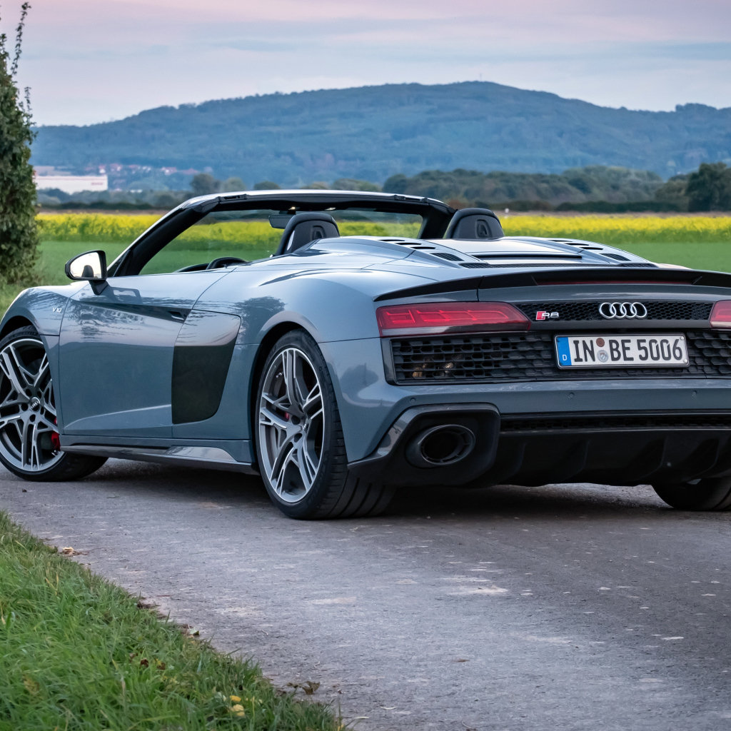 Кабриолет Audi R8 V10 вид сзади