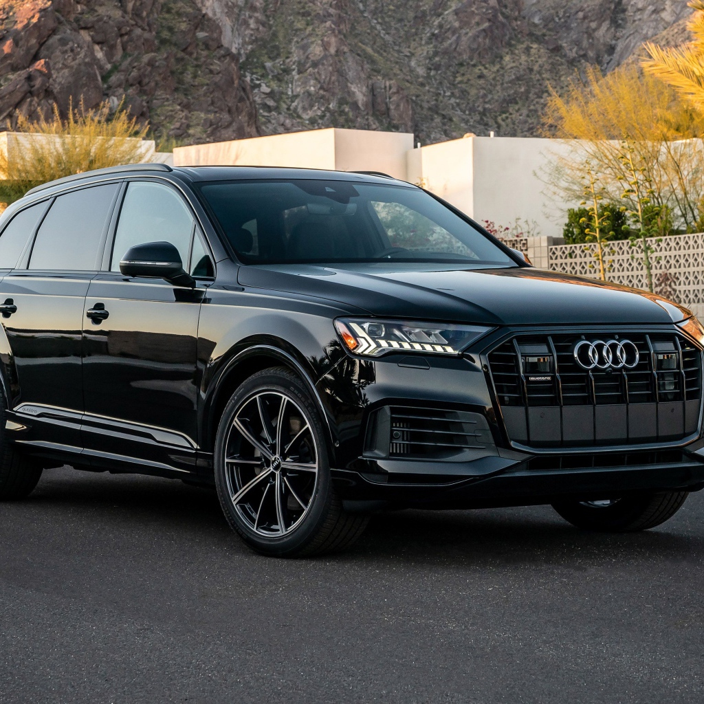Черный внедорожник Audi Q7 55 TFSI Quattro, 2020 года у горы