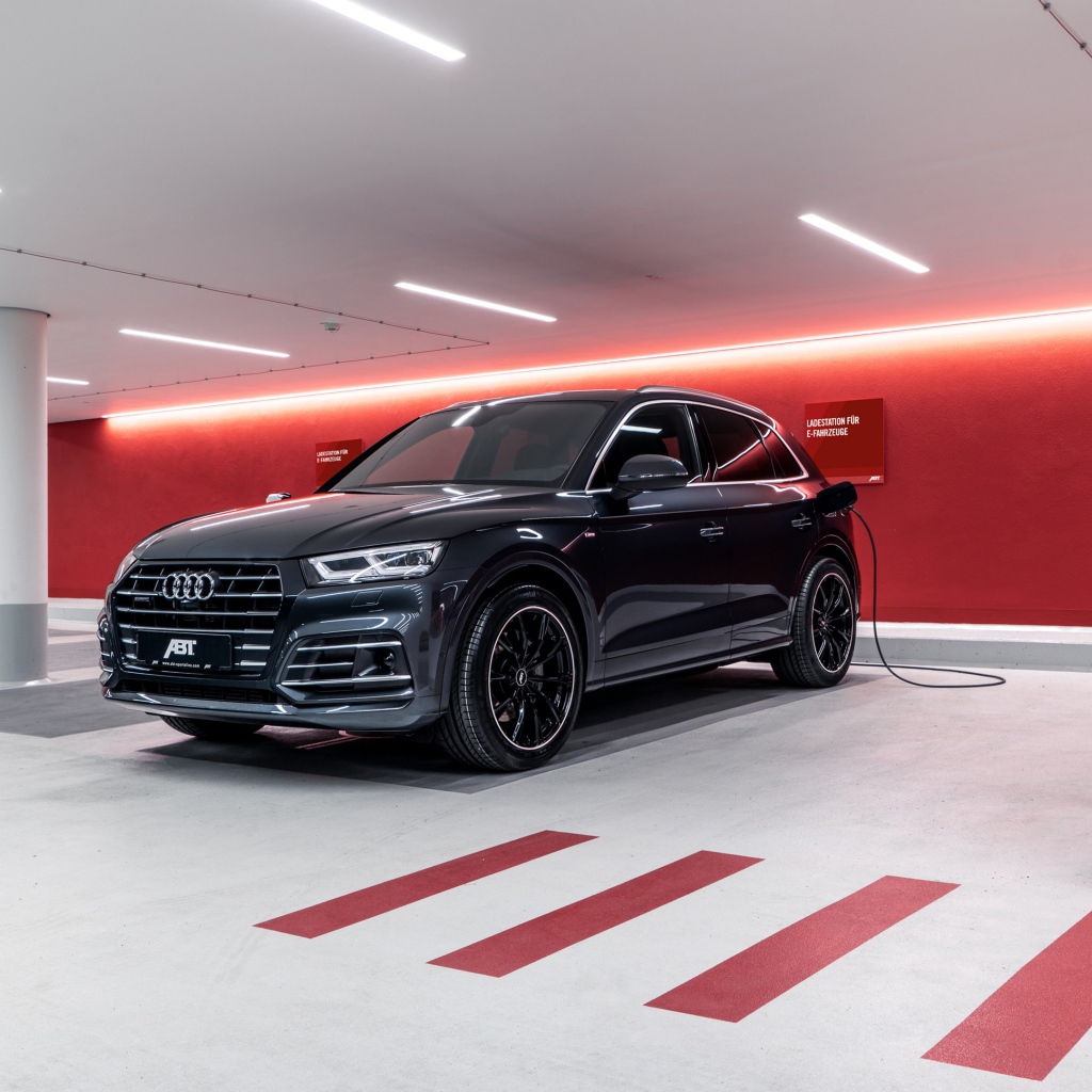 Черный автомобиль ABT Audi Q5 55 TFSI E 2020 года на заправке 