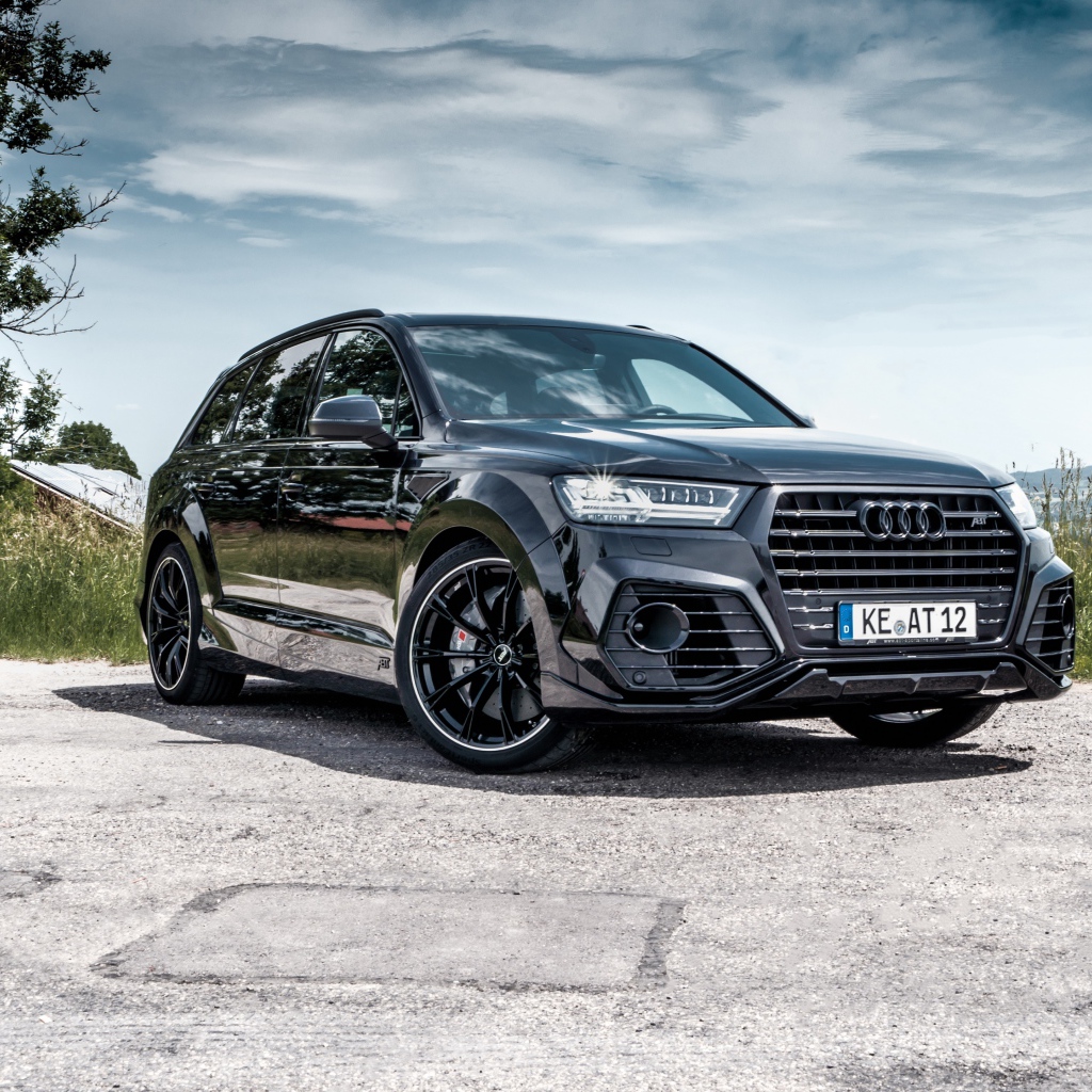 Черный автомобиль ABT Audi Q7 50 TDI на фоне неба