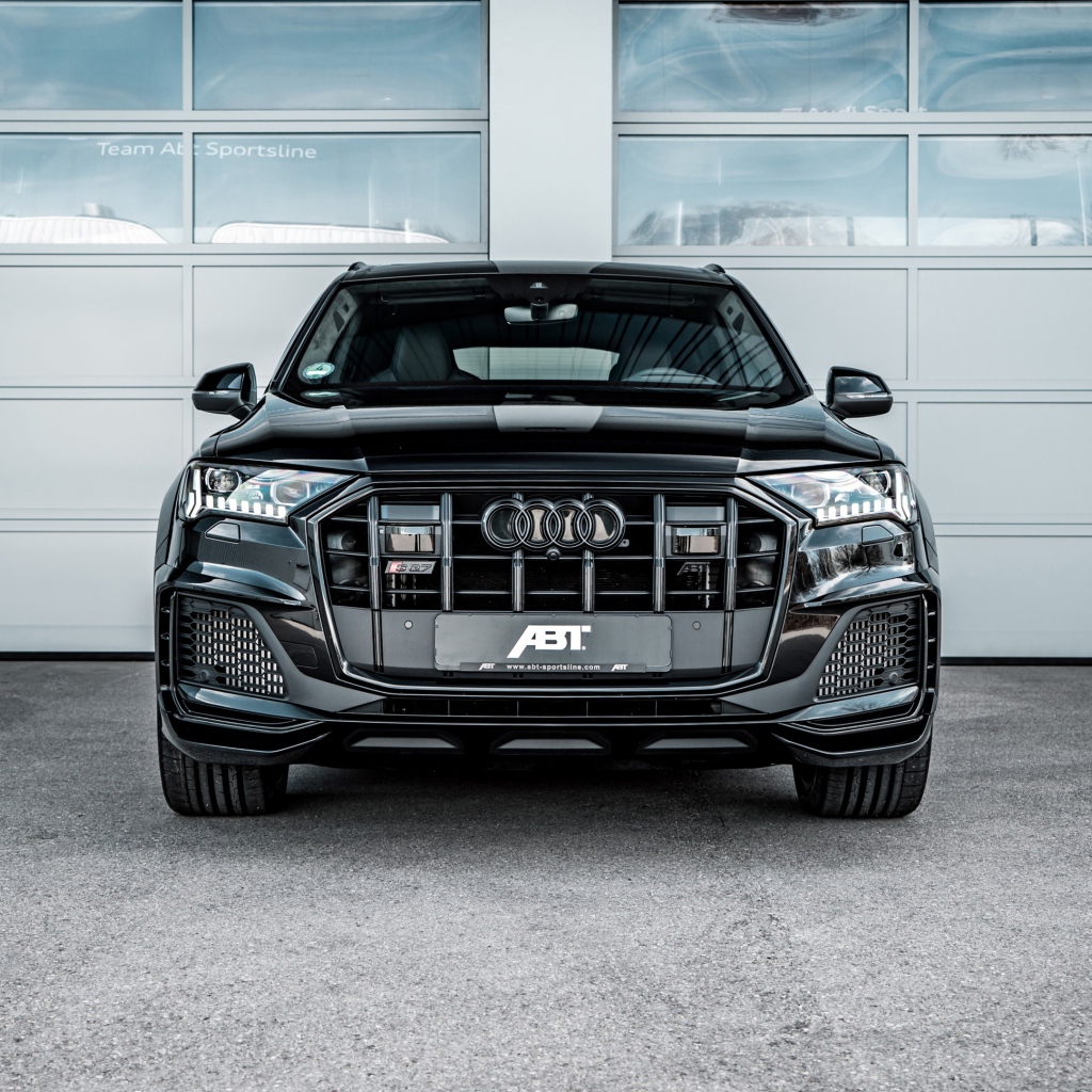 Черный автомобиль ABT Audi SQ7 TDI Widebody 2020 года вид спереди