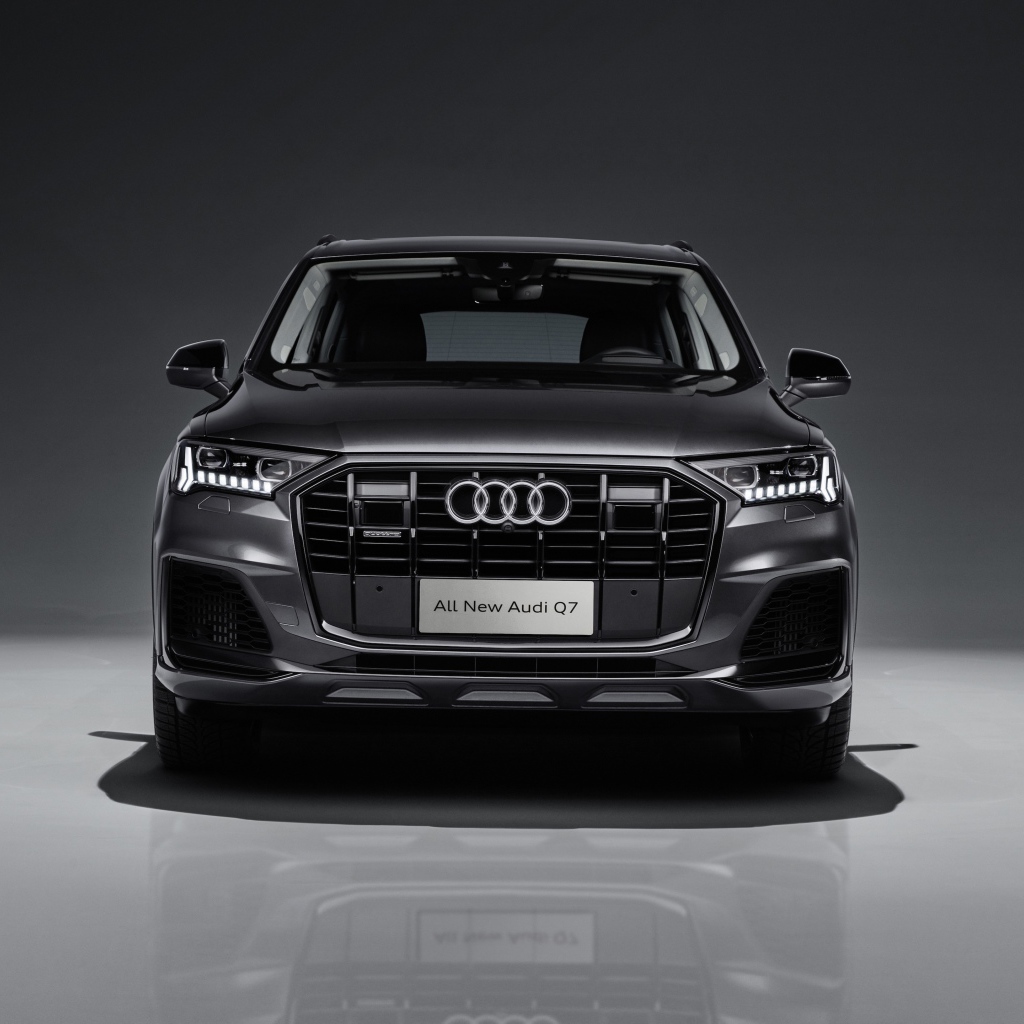 Черный автомобиль Audi Q7 55 TFSI Quattro S Line 2020 года вид спереди