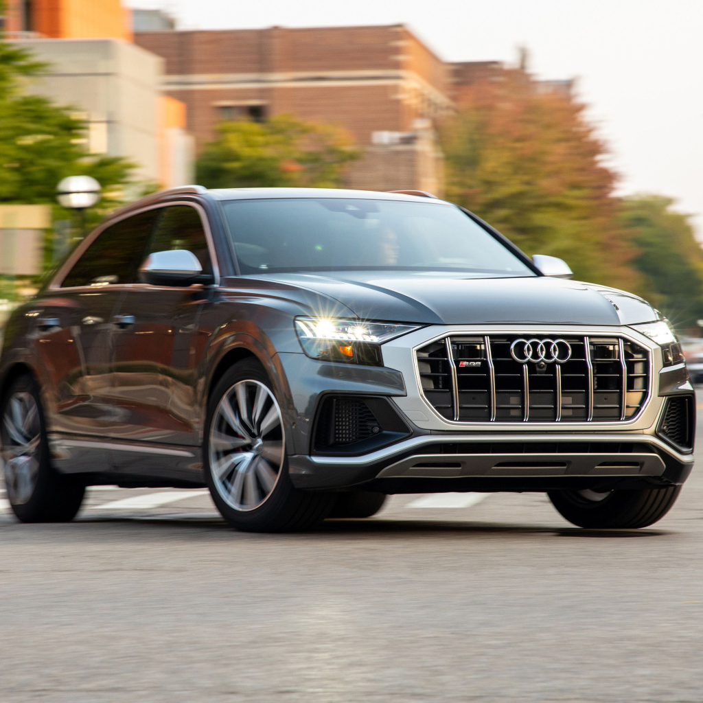 Черный автомобиль Audi SQ8 TFSI, 2020 года на дороге