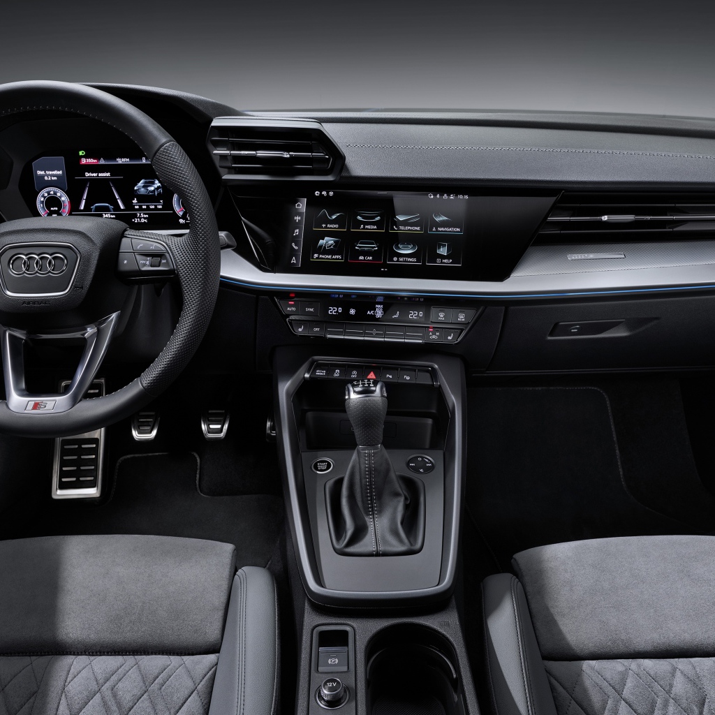 Черный кожаный салон автомобиля Audi A3 Sportback 35 TFSI 2020 года 