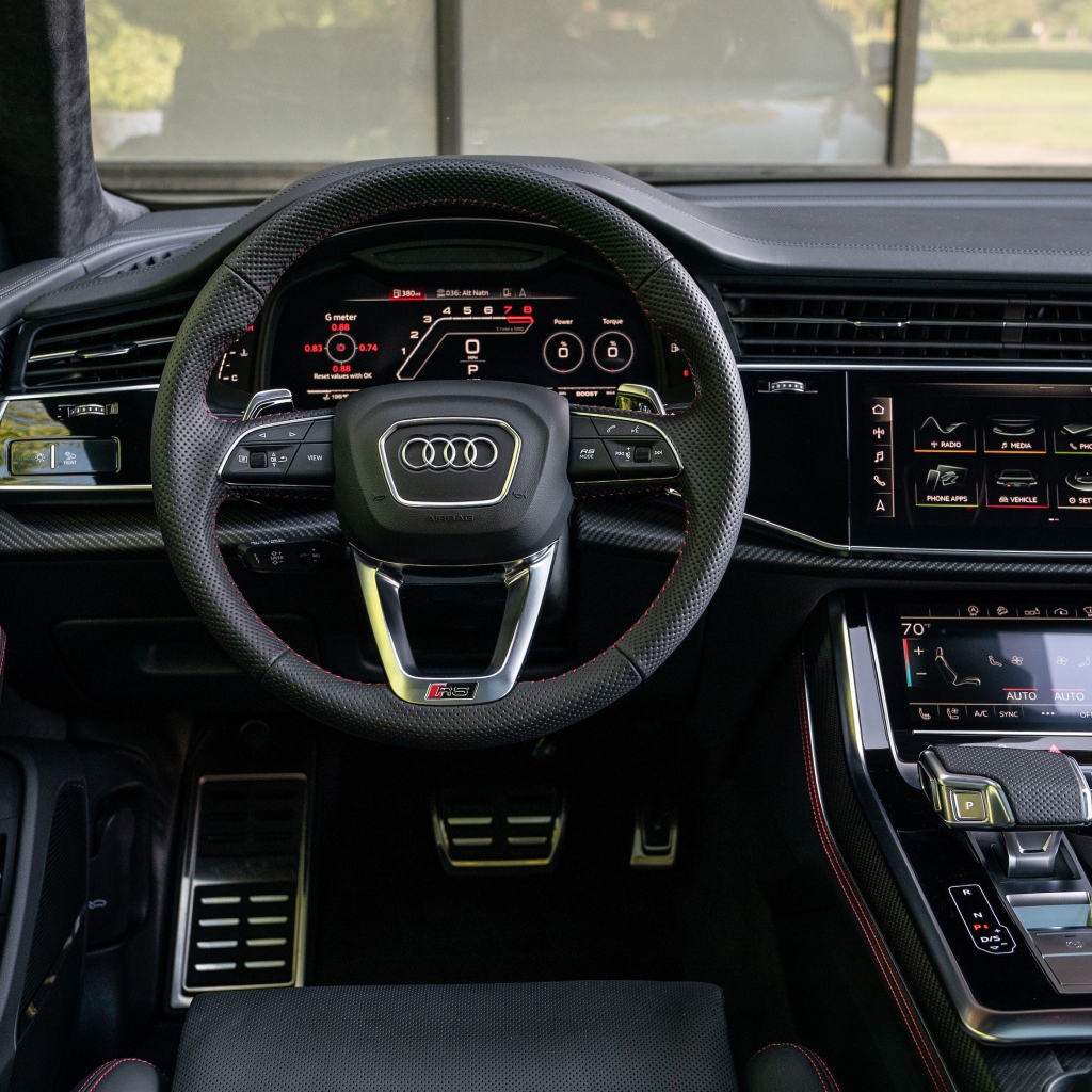 Черный кожаный салон автомобиля  Audi RS Q8, 2021 года