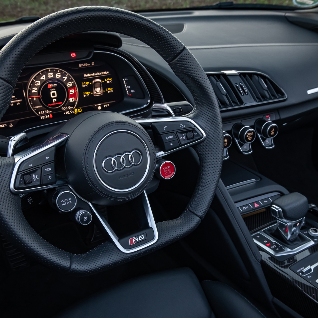 Черный кожаный руль в автомобиле Audi R8 V10