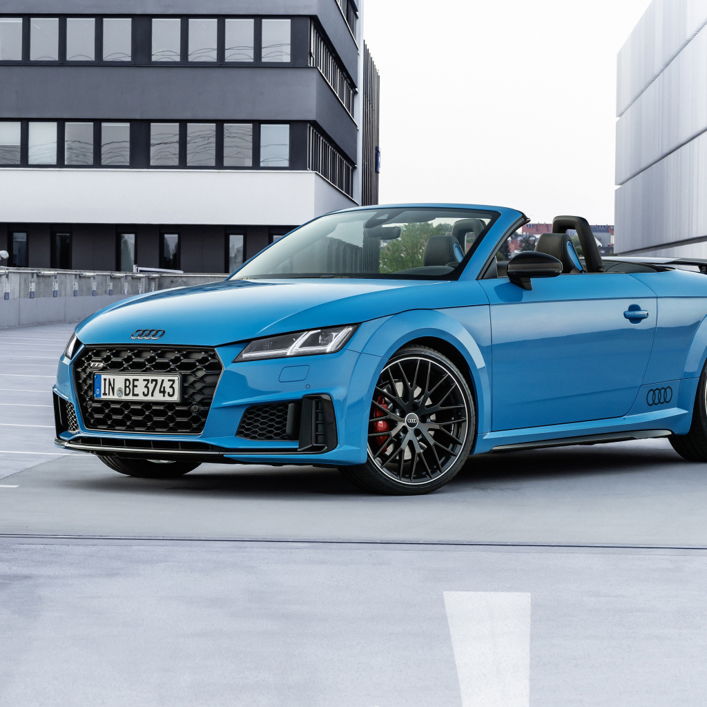 Голубой автомобиль кабриолет Audi TTS, 2021 года