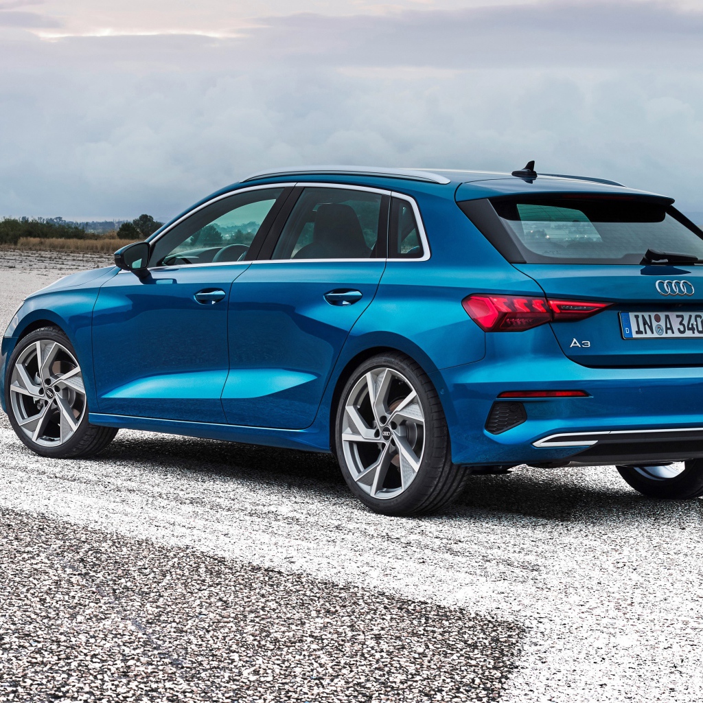 Синий автомобиль Audi A3 Sportback 35 TFSI 2020 года вид сзади