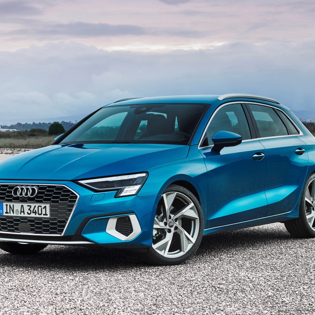 Синий автомобиль Audi A3 Sportback 35 TFSI 2020 года на асфальте 