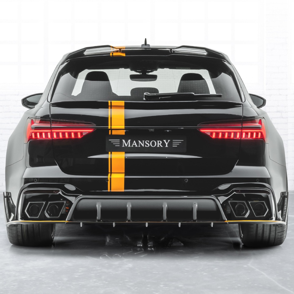 Автомобиль Mansory Audi RS 6 Avant 2020 года вид сзади на белом фоне