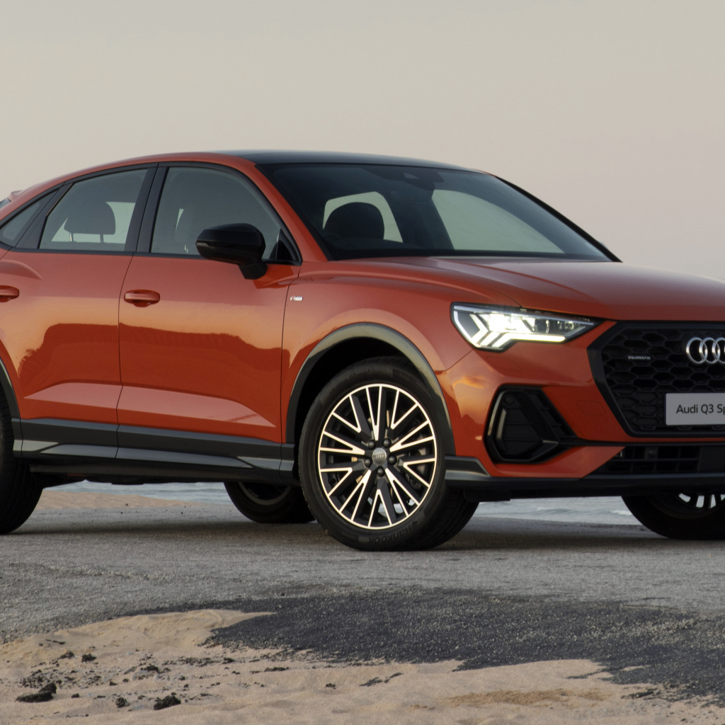 Красный автомобиль Audi Q3 Sportback 40 TFSI Quattro S Line 2020 года у моря