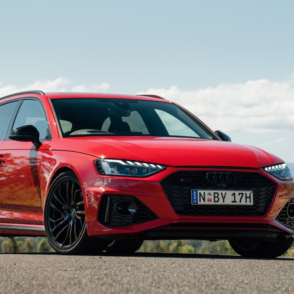 Красный автомобиль Audi RS 4 Avant 2020 года на фоне неба