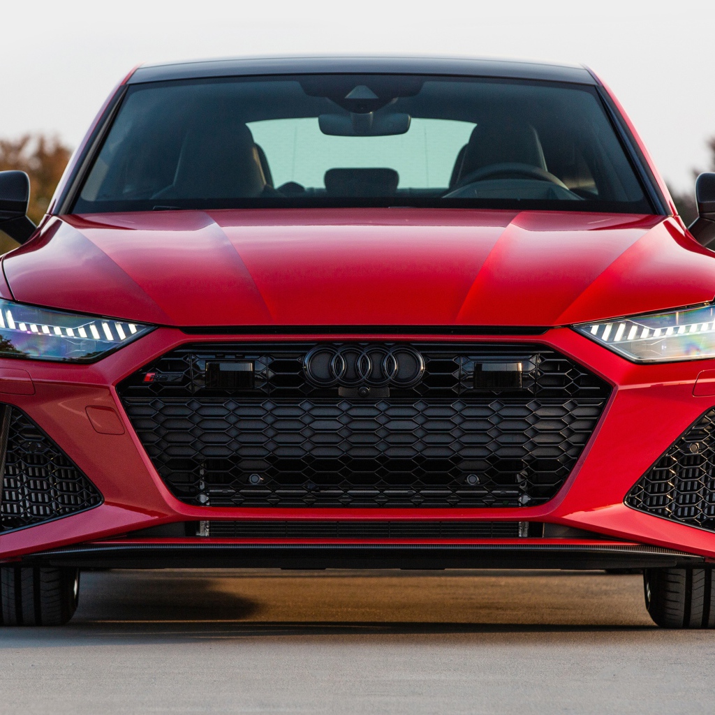 Красный автомобиль  Audi RS 7 Sportback, 2021 года вид спереди