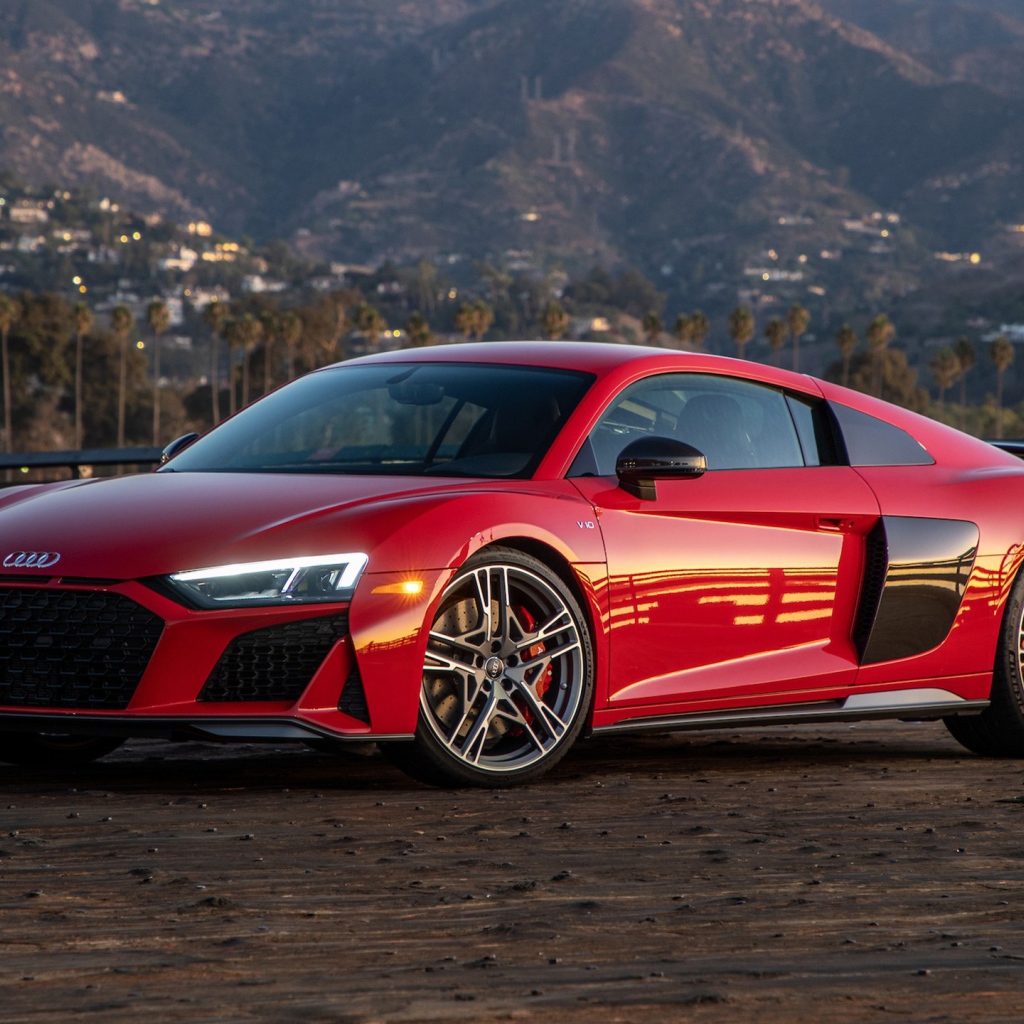 Красный автомобиль  Audi R8 V10 Performance, 2020 года на фоне гор 