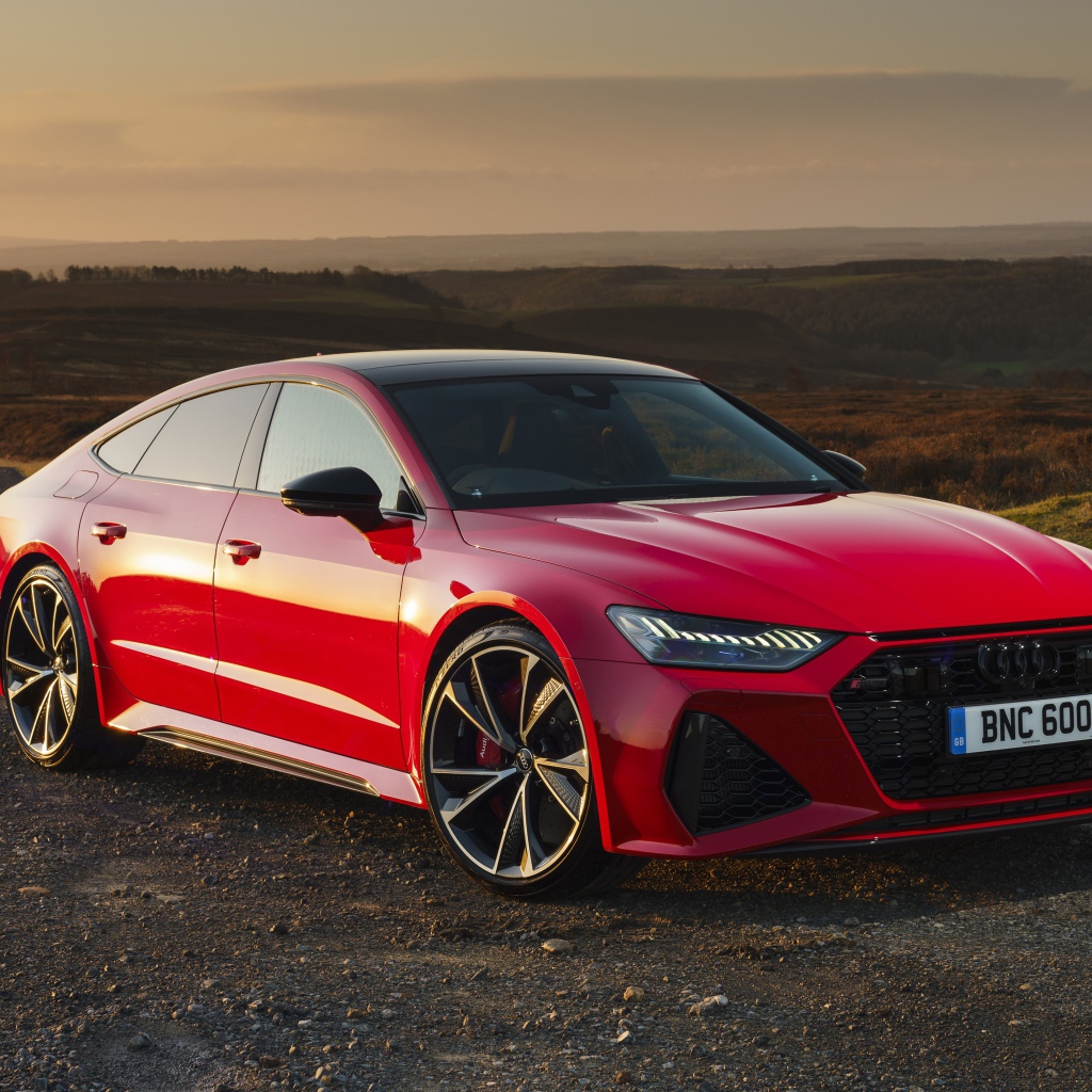 Красный автомобиль Audi RS 7 Sportback 2020 на трассе 