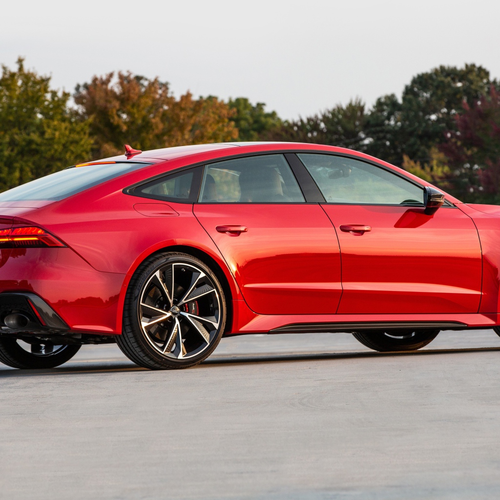 Красный автомобиль  Audi RS 7 Sportback, 2021 года вид сбоку