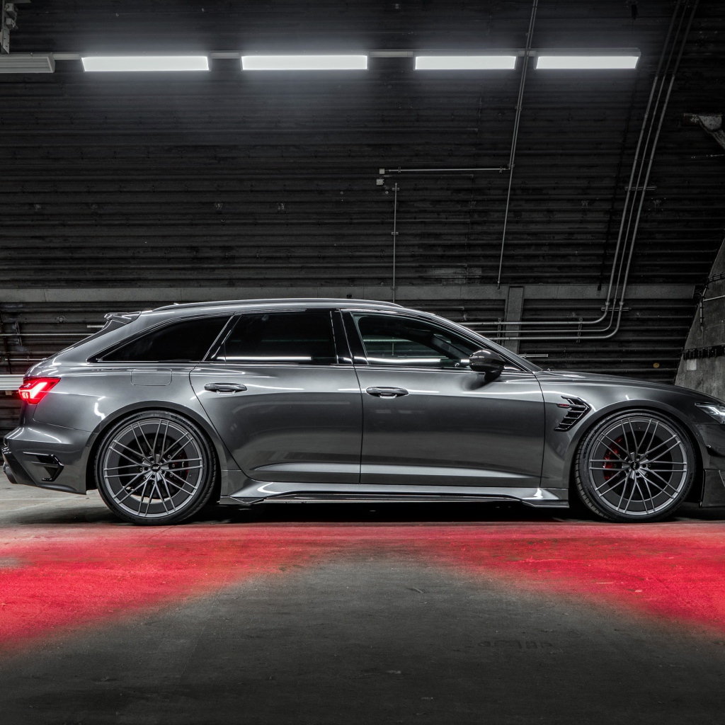 Серебристый автомобиль ABT RS6-R 2020 года в ангаре