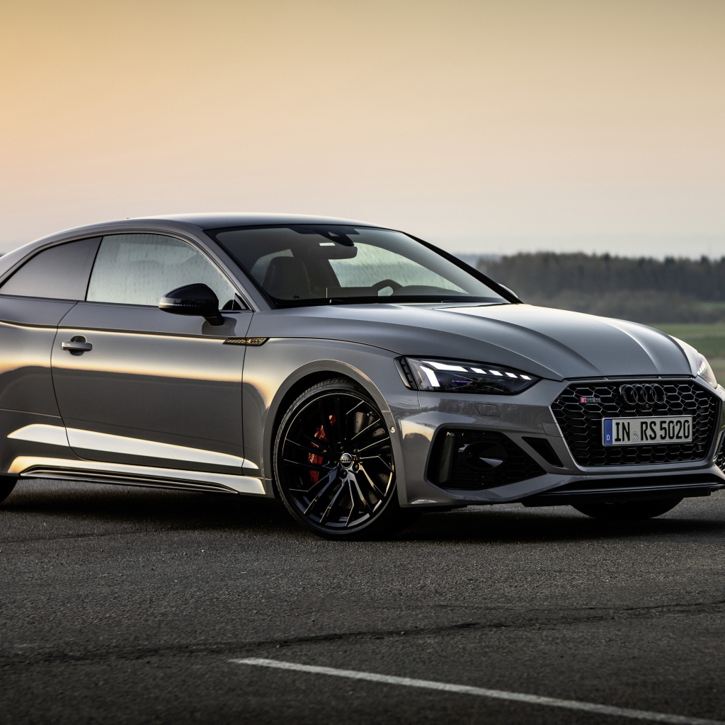 Серебристый автомобиль Audi RS 5 Coupe 