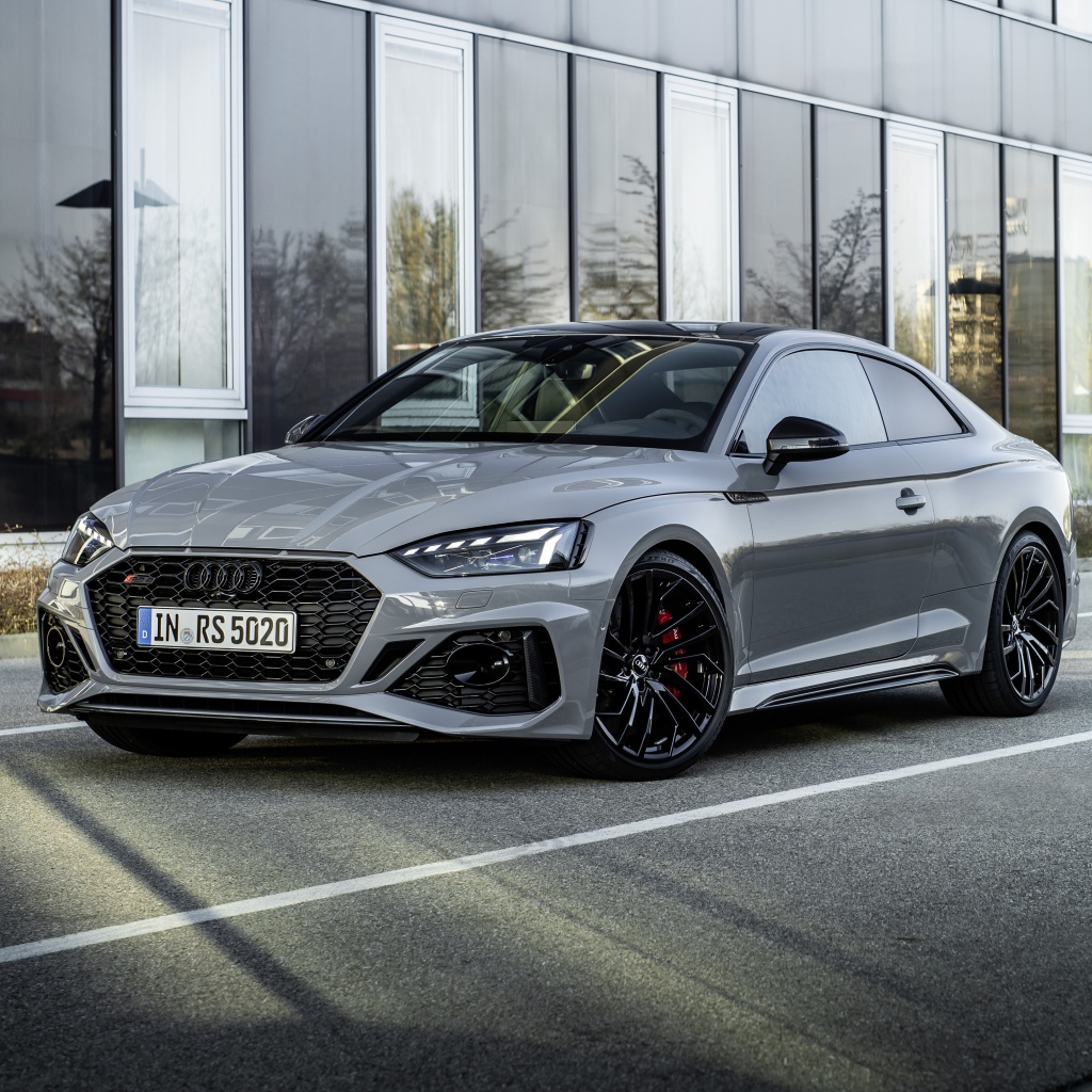 Серебристый автомобиль Audi RS 5 Coupe у здания 