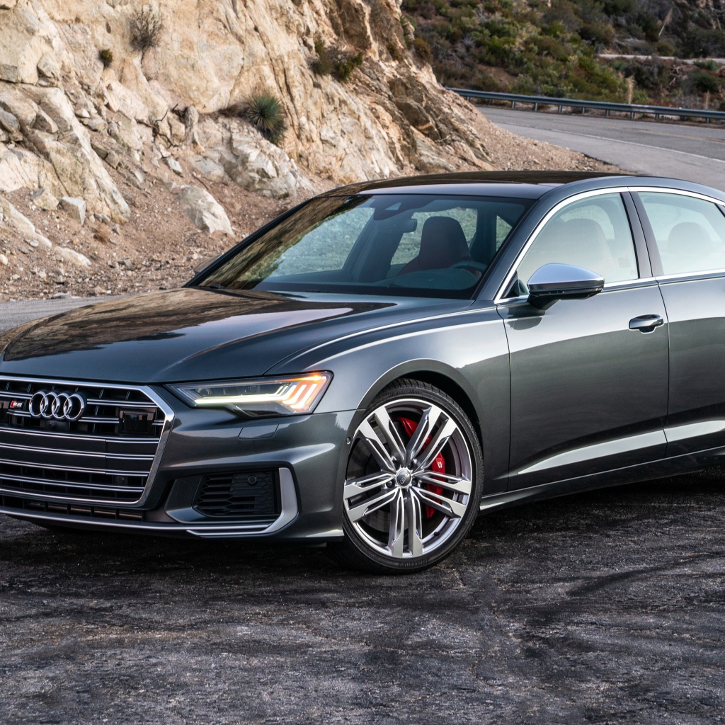 Серебристый седан  Audi S6, 2020 года на повороте 