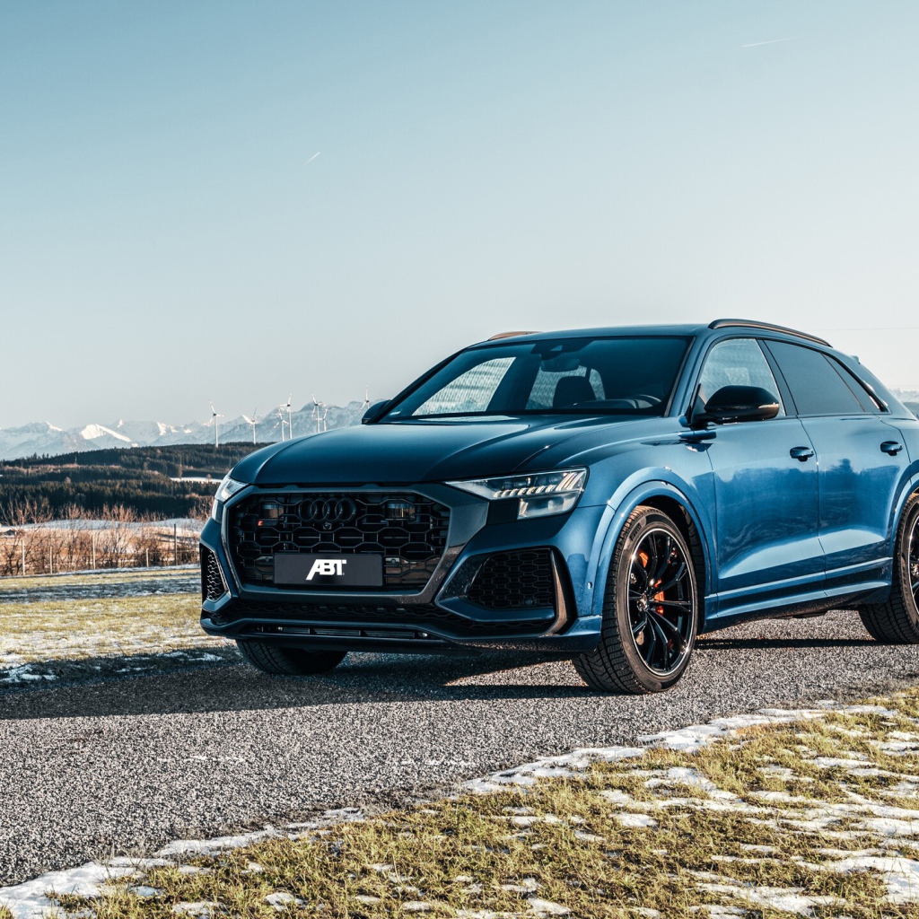 Стильный автомобиль  Audi RS Q8 2020 года на дороге 