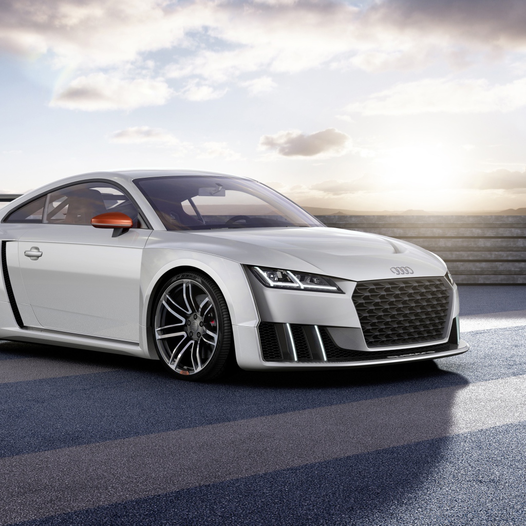 Белый автомобиль Audi TT в лучах солнца 