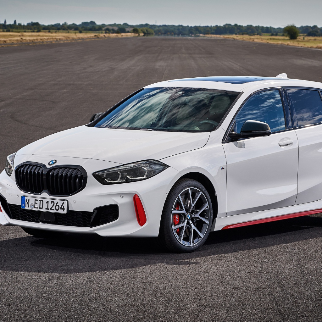 Белый автомобиль BMW 128ti 2020 года на дороге