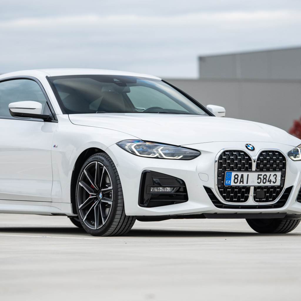 Белый автомобиль BMW 420d XDrive Coupé M Sport 2020 года