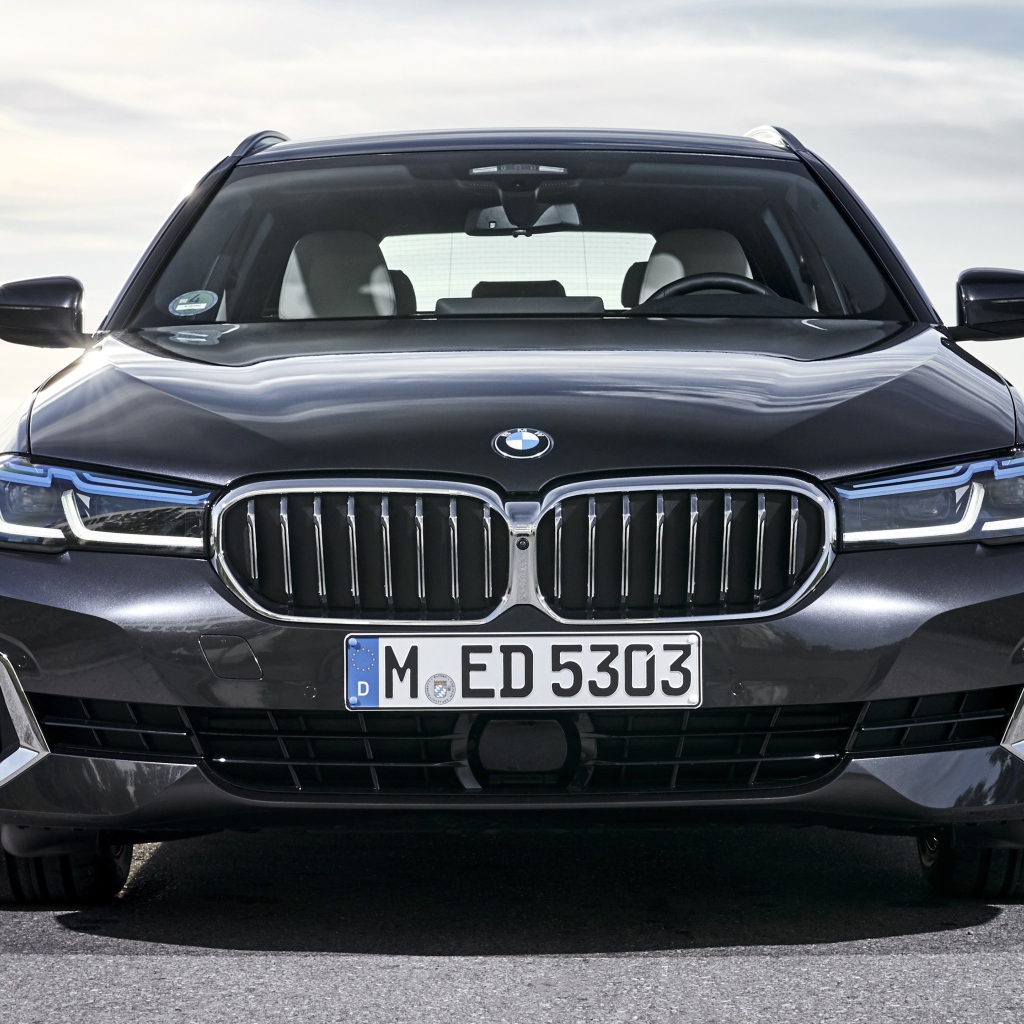 Черный автомобиль BMW 530d XDrive Touring Luxury Line 2020 года вид спереди