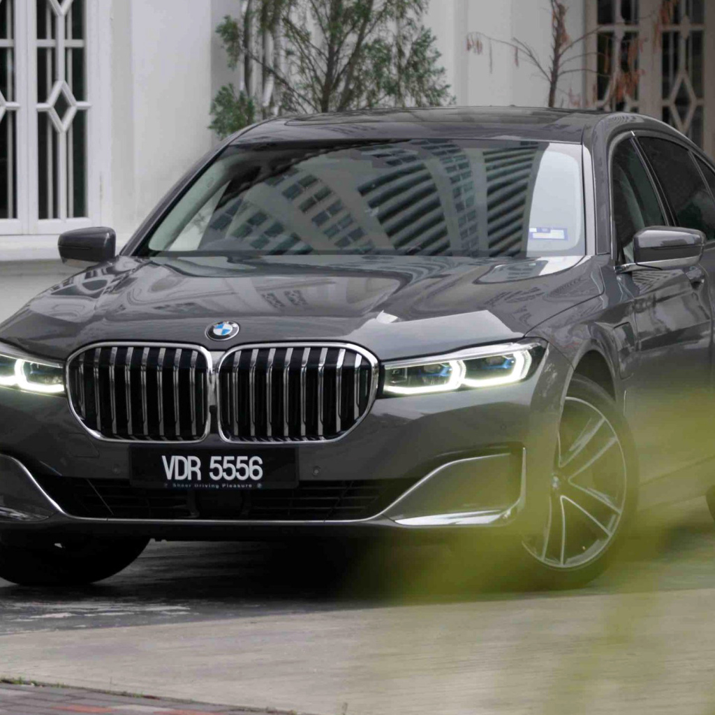 Черный автомобиль BMW 740Le XDrive 2020 года 