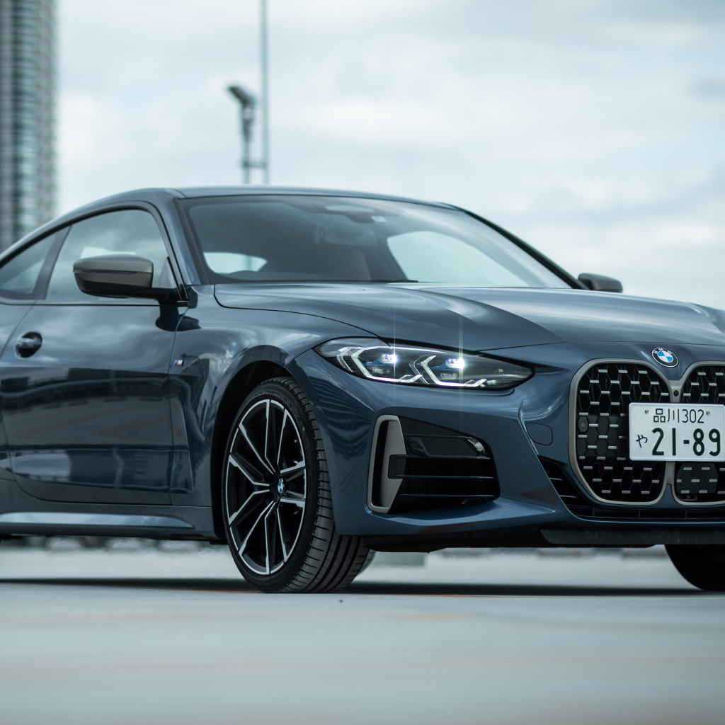 Автомобиль BMW M440i XDrive Coupé 2020 года на фоне города