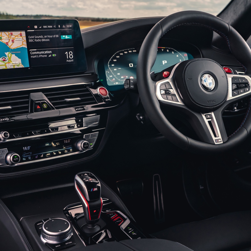 Черный кожаный салон автомобиля BMW M5 Competition 2020 года