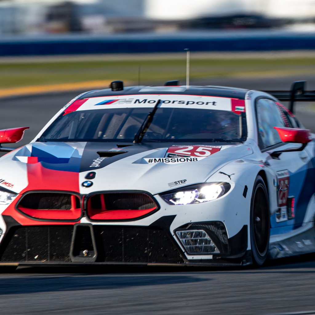 Гоночный автомобиль BMW M8 GTE 2020 года на трассе