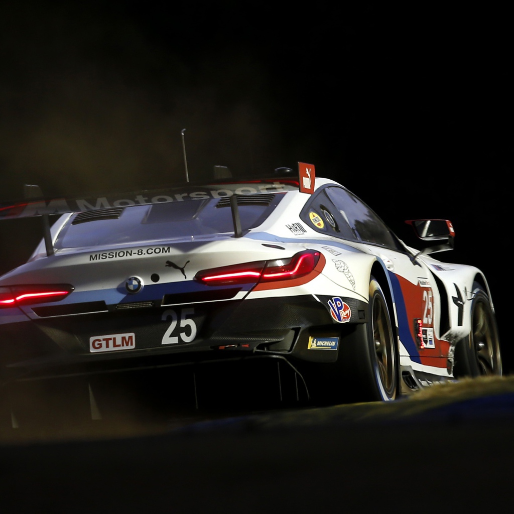 Гоночный автомобиль BMW M8 GTE 2020 года на соревнованиях 