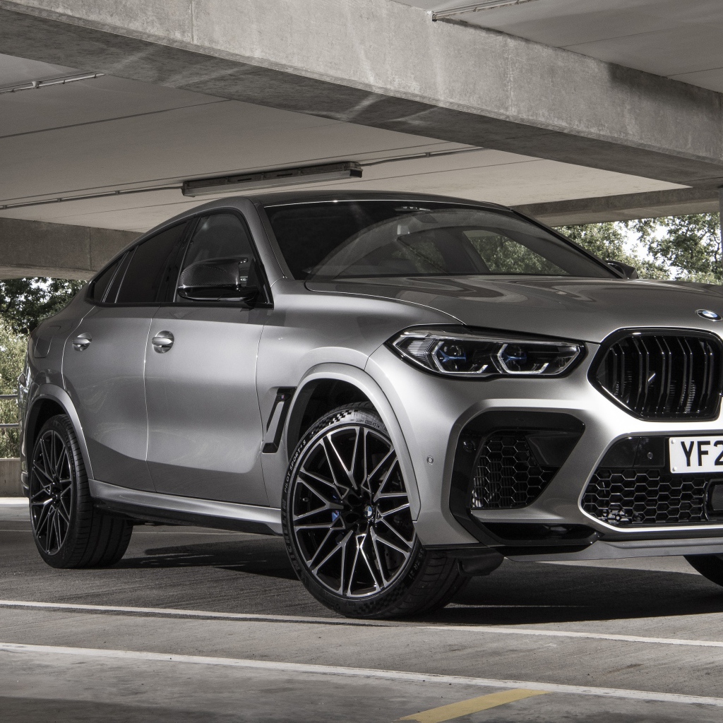 Кроссовер BMW X6 M Competition 2020 года под мостом