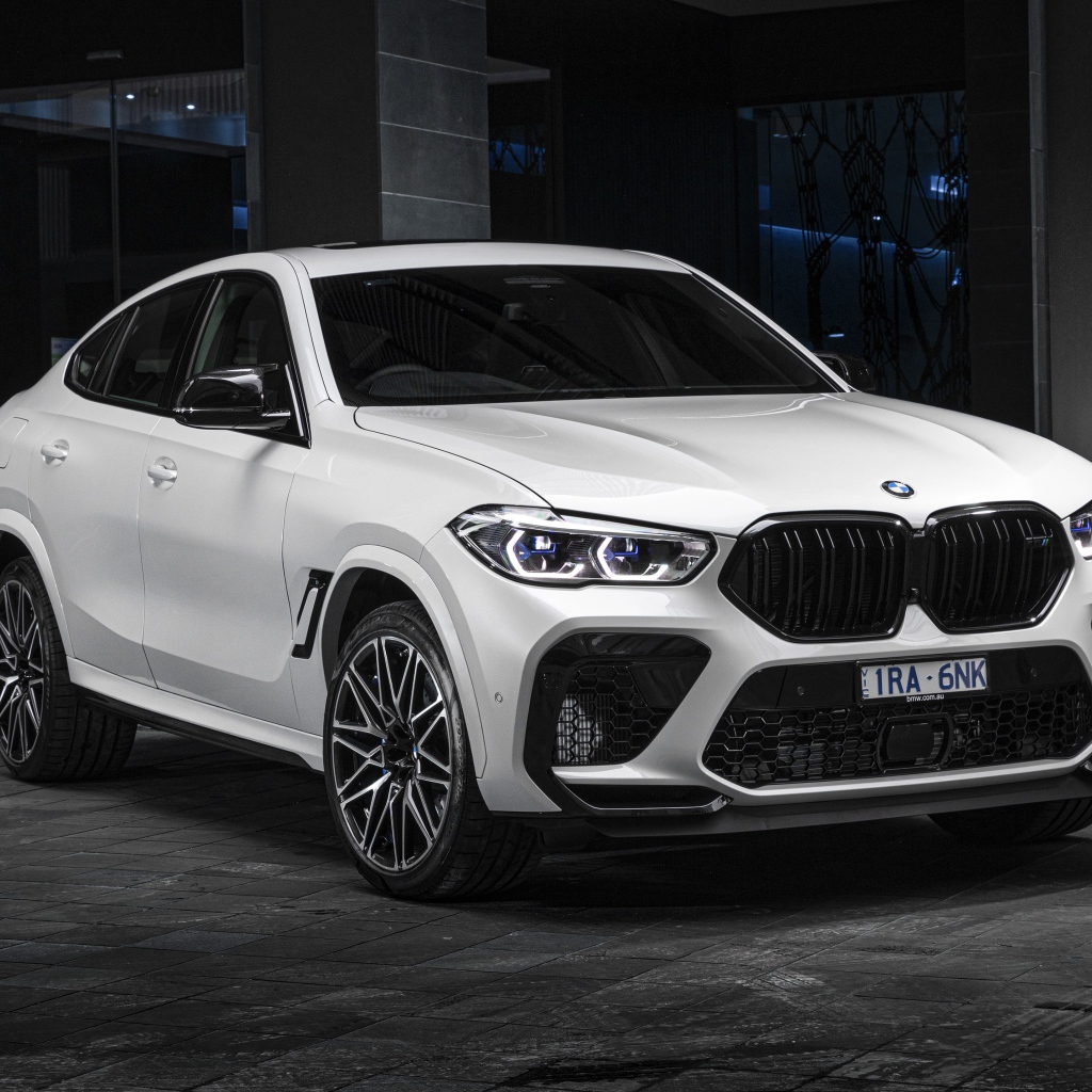 Белый автомобиль BMW X6 M Competition 2020 года 