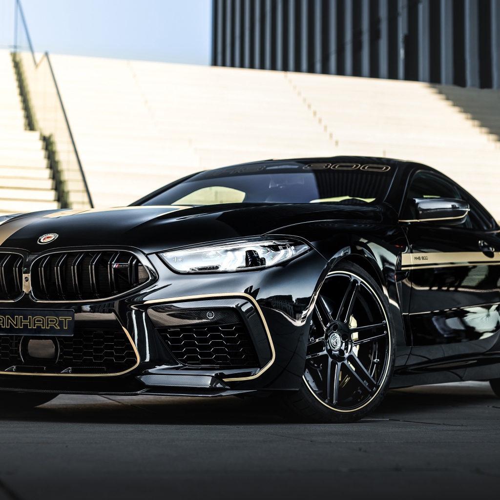 Черный автомобиль BMW Manhart MH8 800 2020 года у лестницы 
