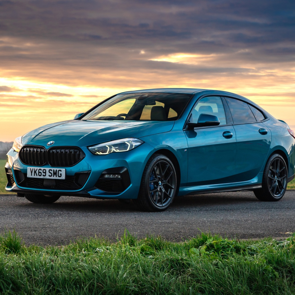 Синий автомобиль BMW 218i Gran Coupe M Sport 2020 года на фоне заката