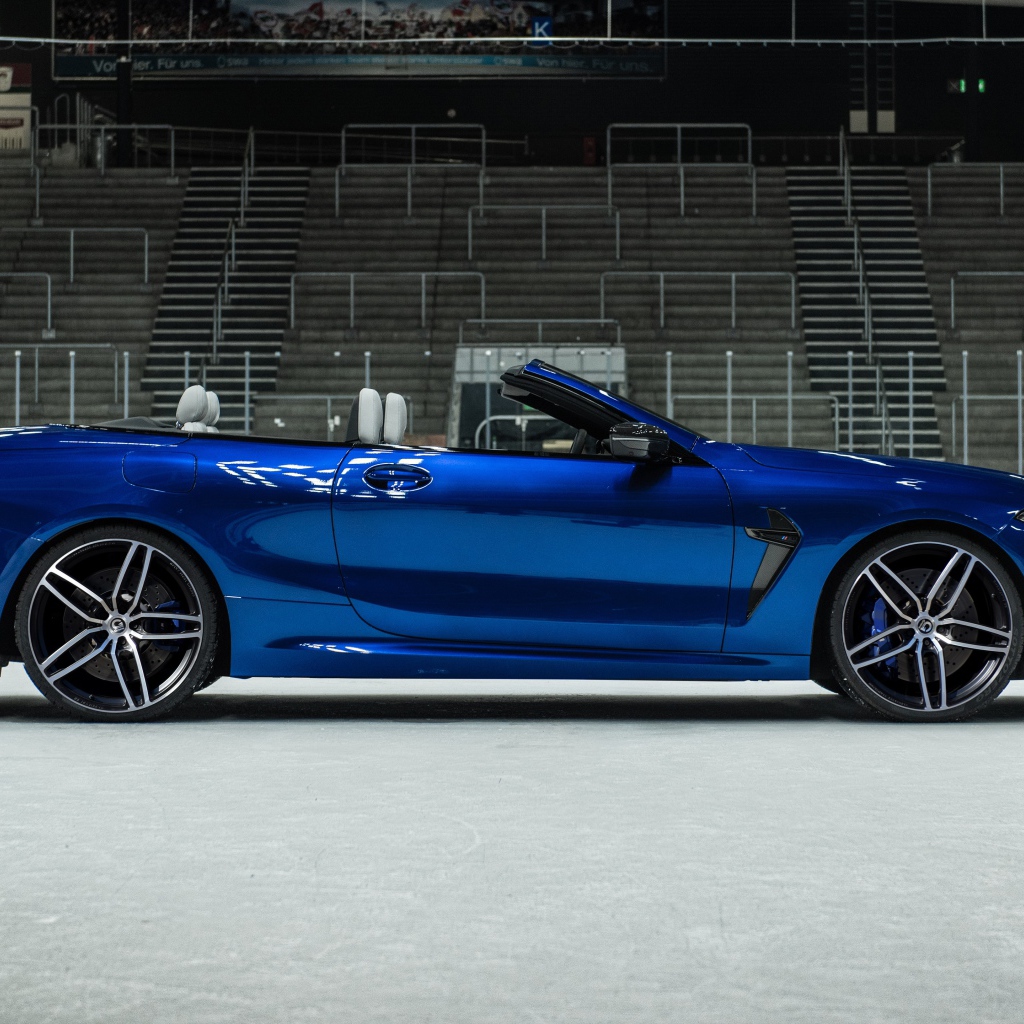 Синий автомобиль  BMW M8 Competition Cabrio 2020 года вид сзади