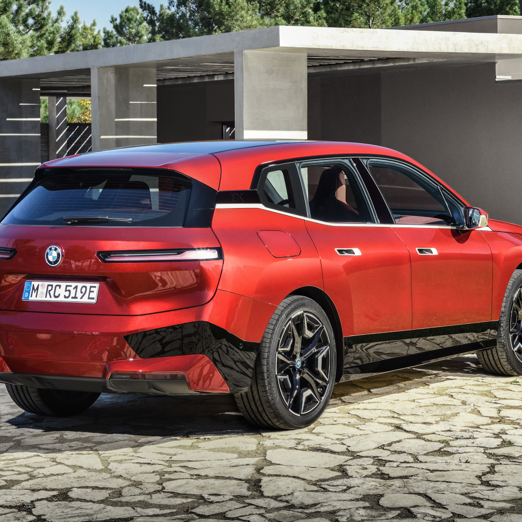 Кроссовер BMW IX Sport 2021 года вид сзади