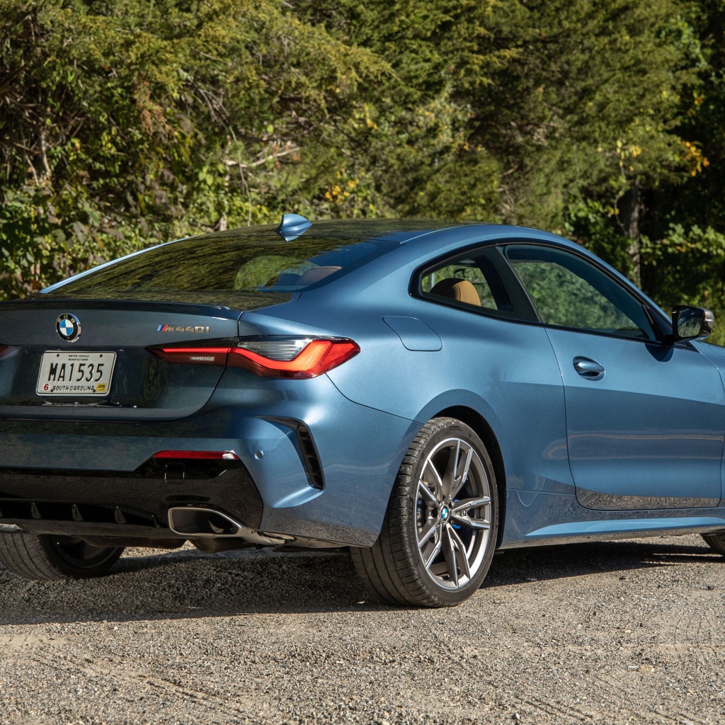 Автомобиль  BMW M440i XDrive Coupe, 2021 года вид сбоку